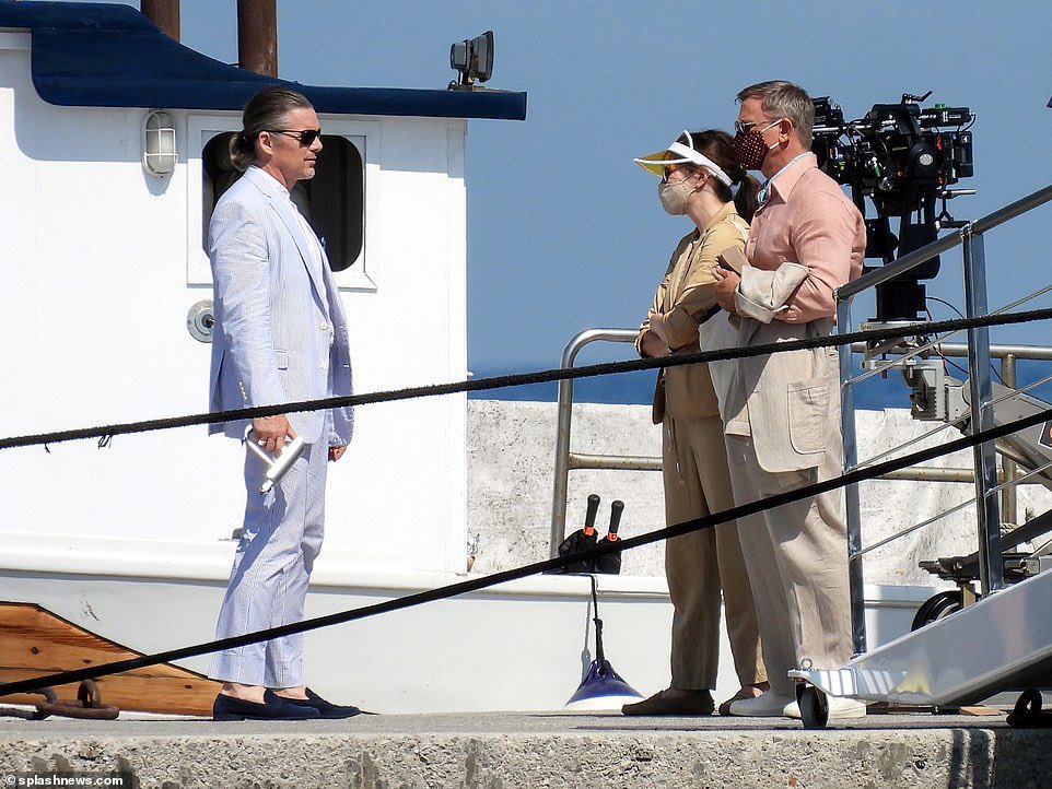 Knives Out Updates on Twitter "New KnivesOut2 set pics with Kathryn