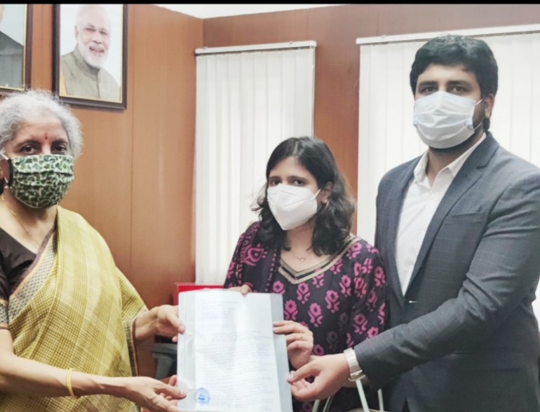 dvara_money's tweet image. Our team met Hon&apos;ble Union Minister MoF Smt.@nsitharaman ji  &amp;amp; discussed about a PPP model on working with Tax Return Preparers (TRP) with digital integration to build a platform that’d ease tax compliance for gig workers &amp;amp; unorganised sectors through our SPARK @getonspark_  app