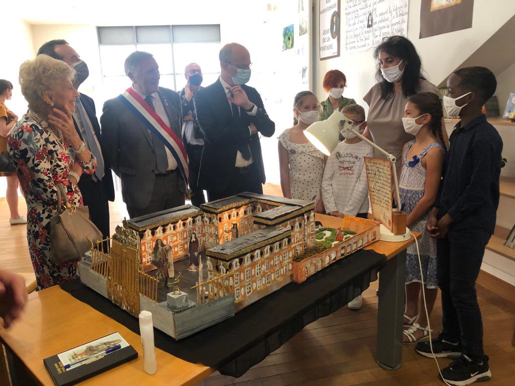 Visite @jmblanquer Condé-en-Brie @DoMoyse et @chateau_thierry : plan numérique largement déployé et apprécié des élèves, enseignants et parents. Puis rencontre élèves voulant faire entrer Jean de La Fontaine @CVersailles. Un concours national mis en place par @education_gouv …