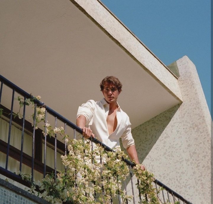 Düşünün evinizin balkonundan bakıyorsunuz böyle birşey var karşı balkonda napardınız? @CansevenCemal