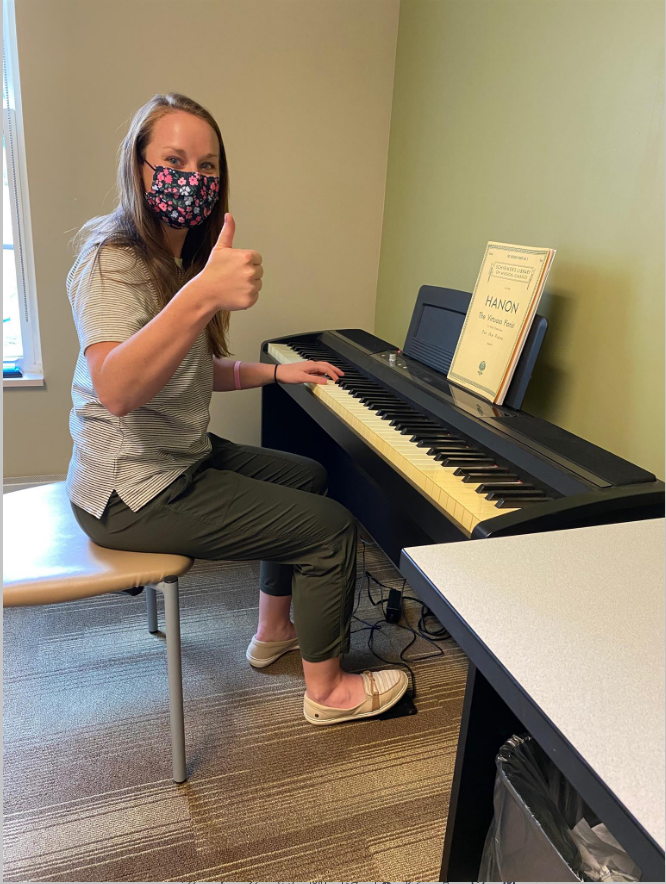OrigamiRehab's tweet photo. This week one of our Occupational therapists, Anna, had an initial evaluation with a pianist. She brought in an entire keyboard from home to properly assess the client's hand-eye coordination and dexterity skills in the most functional way possible. #TeamOrigami https://t.co/so0ZkxSWxL