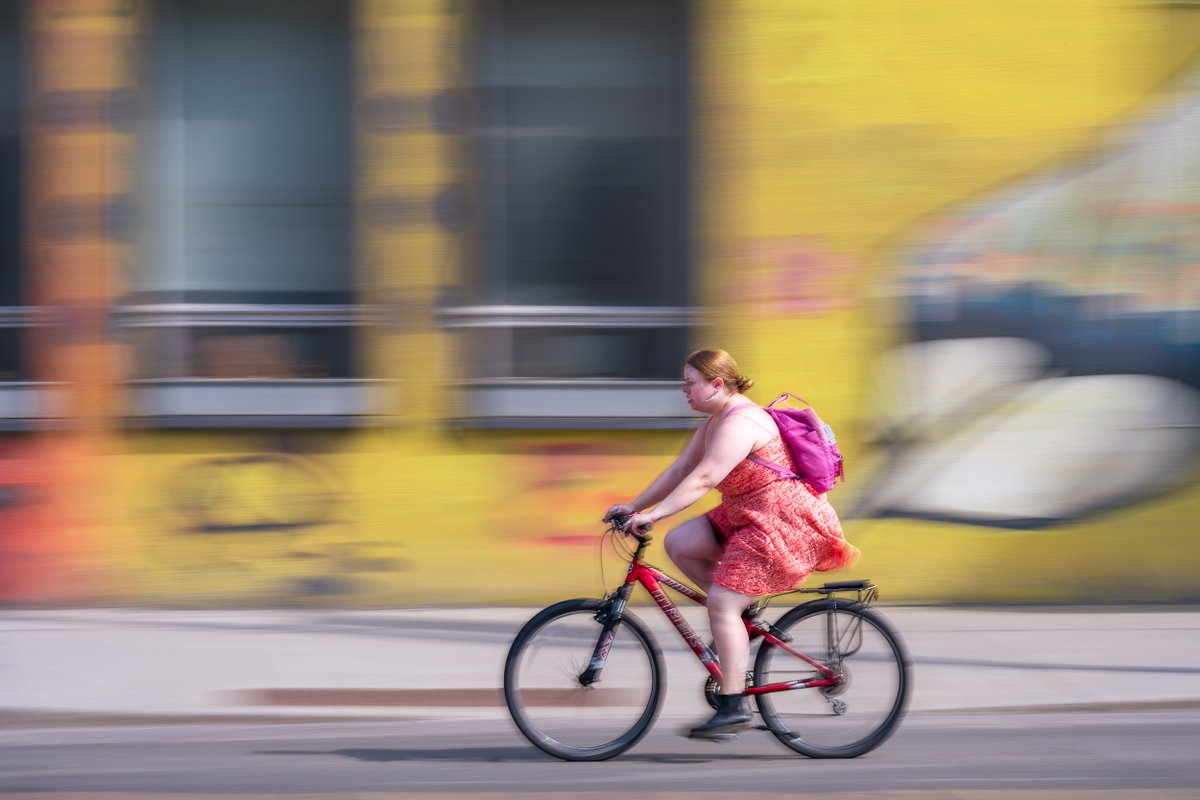chromatic_to's tweet photo. A Toronto cyclist zipping by the Edwin, a transitional housing facility run by @WoodGreenDotOrg, and the Tkaranto Past/Tkaranto Future mural (artists: @Odinamaad, @ChiefLadyBird and Dave Monday).
#TorontoBirdscape #shotonNikon #TheStormHour https://t.co/79FL58ATEQ