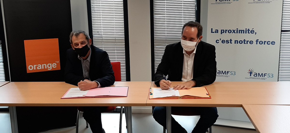 OrangePaysLoire's tweet photo. ▶️  Car notre engagement c’est aussi accompagner les élus dans la transition du numérique, le domaine RSE,  les réseaux, la cyber sécurité … Ravi de cette nouvelle convention de partenariat signée cette semaine entre Orange et @AMF_53 cc @lamayenne https://t.co/7LyfIQObaY