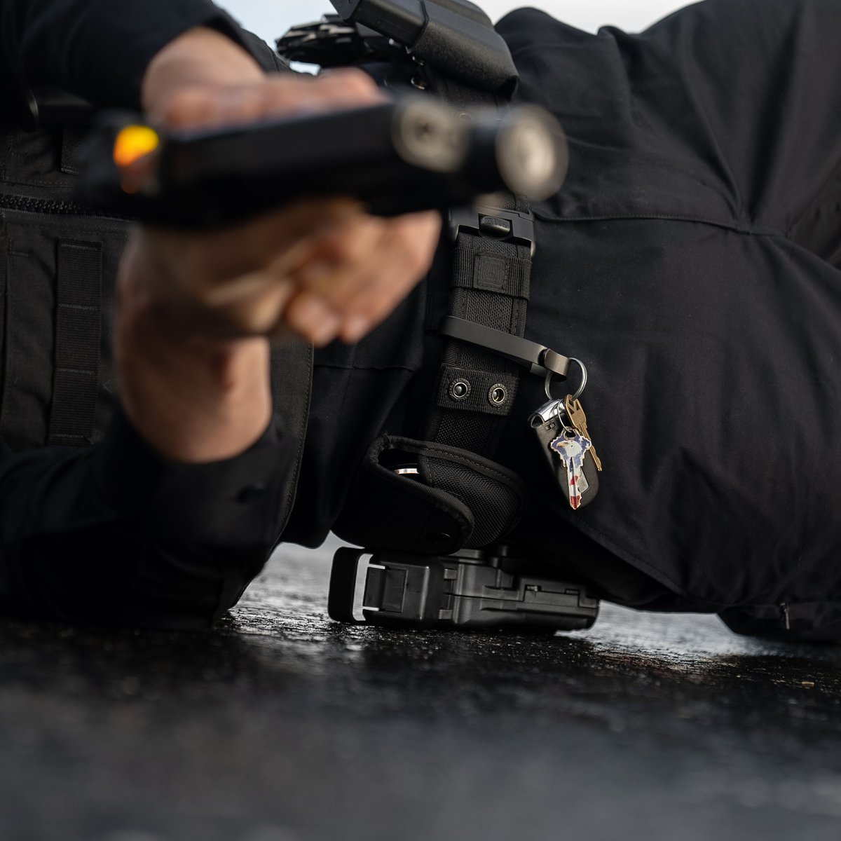 RapidForceAGH's tweet photo. A duty holster that can withstand anything you throw at it. #Guns #2A #Glock #BlueLine #PoliceOfficers #BackThBlue #RapidForce #Police https://t.co/mOYCfiV5V5