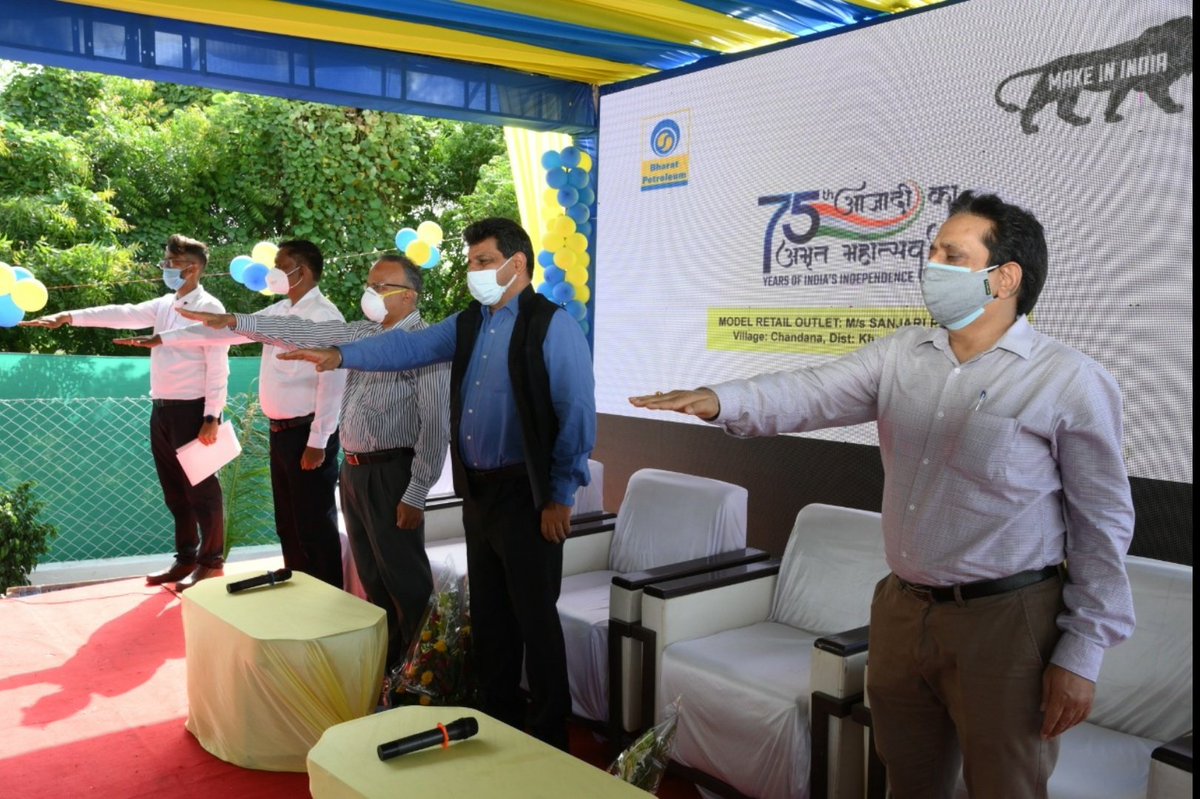 BPCLRETAILSURAT's tweet photo. A clean and green India is a matter of pride. This Swachta Pakhwada, let's make cleanliness a habit as we strive to make India Swachh, Sundar and Healthy.

#SwachtaPakhwada2021
#SwachtaPledge

@BPCLRetail @BPCLimited @Parthasarthy322 @MIHIRJOSHI1972 https://t.co/Z5Y6NhUwhS