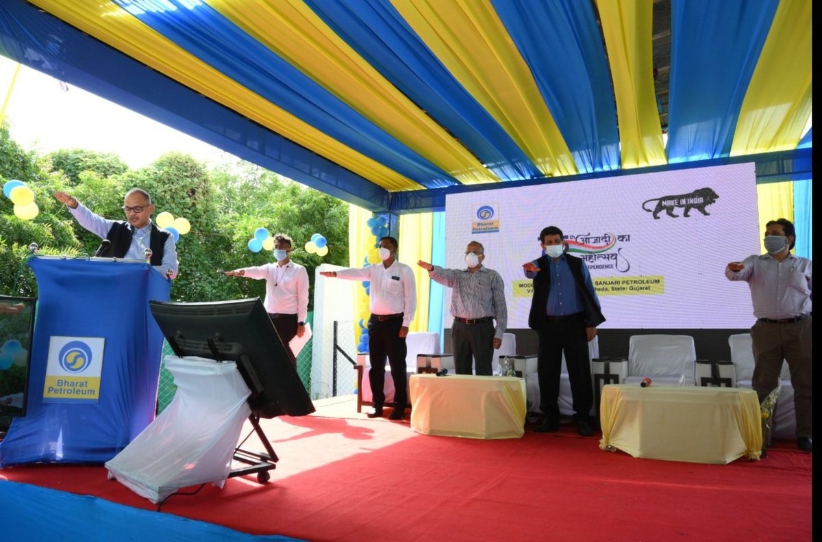 BPCLRETAILSURAT's tweet photo. A clean and green India is a matter of pride. This Swachta Pakhwada, let's make cleanliness a habit as we strive to make India Swachh, Sundar and Healthy.

#SwachtaPakhwada2021
#SwachtaPledge

@BPCLRetail @BPCLimited @Parthasarthy322 @MIHIRJOSHI1972 https://t.co/Z5Y6NhUwhS