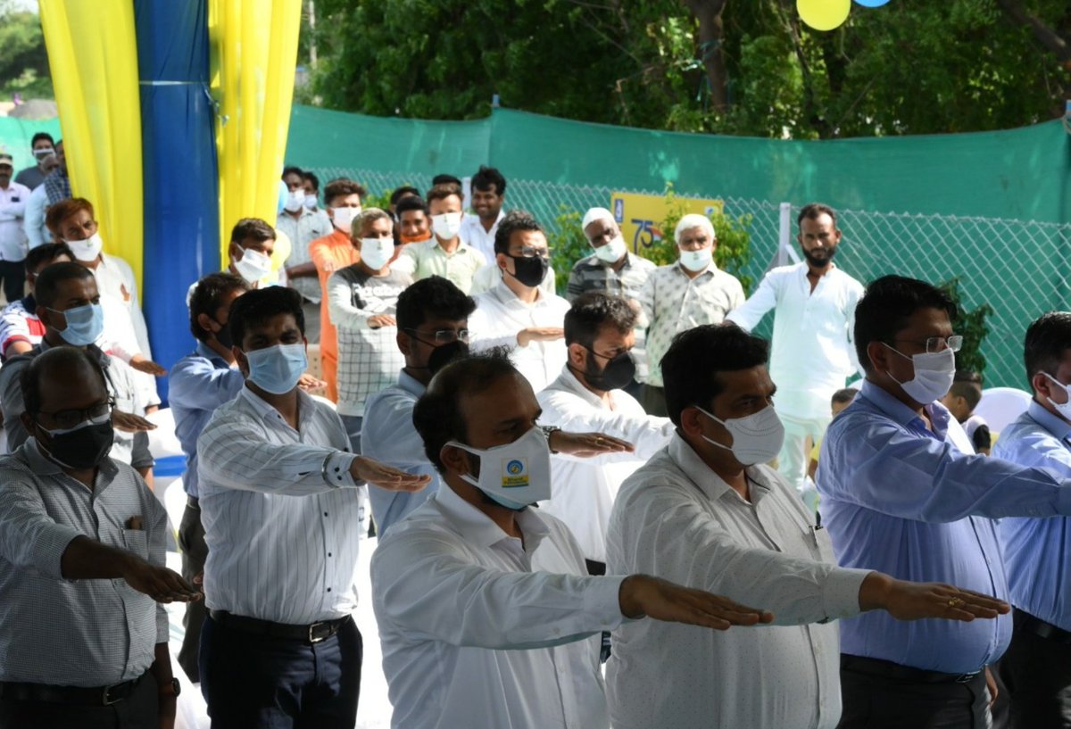 BPCLRETAILSURAT's tweet photo. A clean and green India is a matter of pride. This Swachta Pakhwada, let's make cleanliness a habit as we strive to make India Swachh, Sundar and Healthy.

#SwachtaPakhwada2021
#SwachtaPledge

@BPCLRetail @BPCLimited @Parthasarthy322 @MIHIRJOSHI1972 https://t.co/Z5Y6NhUwhS