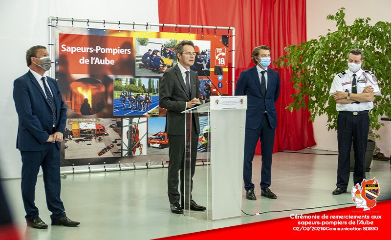 SDIS_10's tweet photo. [#Cérémonie #remerciements] aux Sapeurs-pompiers de l’Aube pour leur engagement dans la campagne de #vaccination #COVID19
Cérémonie présidée par M. S. ROUVÉ @Prefet_10,
M. @francoisbaroin Maire de @VilledeTroyes, Pdt de TCM &amp; M. Ph. PICHERY Pdt du Conseil déptl @AubeDepartement https://t.co/IBgC6SB5mj