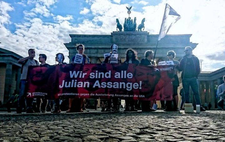 BeeSabineBerlin's tweet photo. #Unity4G #Mahnwach @FreeAssange_eu
#Assange50 #FreeAssangeNow
#Geburtstagskundgebung für #JulianAssange
in #Berlin
#3July2021 17-20 Uhr
Pariser Platz vor Botschaft der USA
#HappyBirthdayAssange
Mit @SevimDagdelen + uns
#WirSindAlleAssange https://t.co/4xZHSUpYRh
