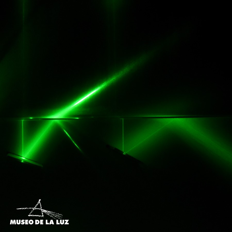 Cuando la #luz viaja entre medios, de mayor a menor densidad, hay un ángulo crítico en que sus #rayos no se transmiten y quedan “atrapados” en el primer ambiente. Esto se llama #reflexión total interna. 🔦💧😮

Aprende más en nuestro canal de #YouTube 👉🏽 bit.ly/30gg5Ib.