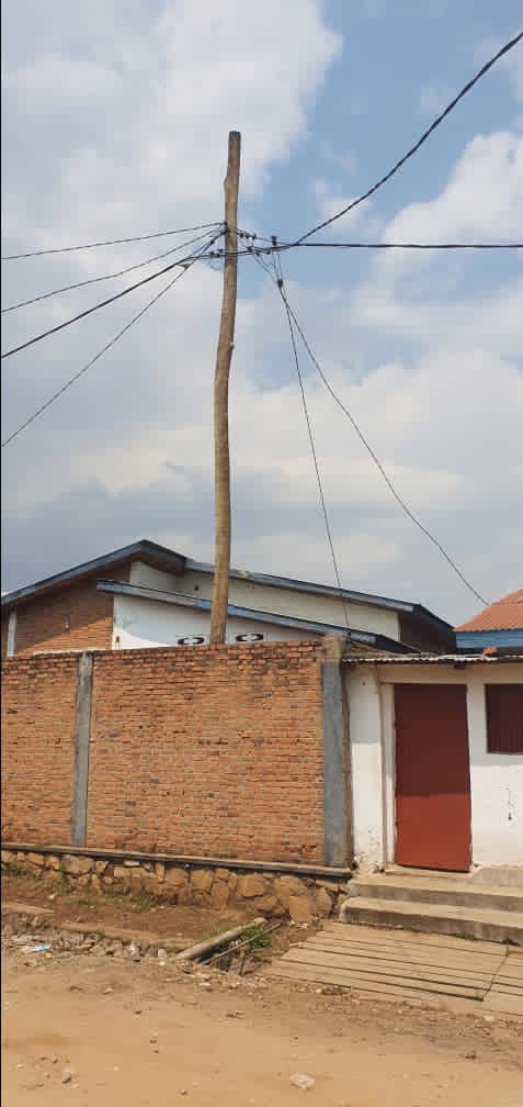 Regideso Burundi A Twitter Tous Les Poteaux Supportant Des Cables Electriques Deja Pourris Et Qui Risquent De Tomber Sur Des Maisons D Habitation Sg En Train D E Remplaces L Activite E Deja
