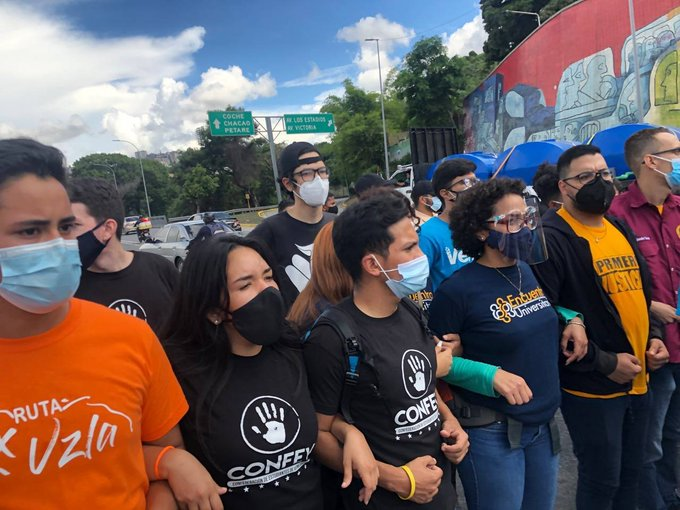 EnUniversitari0's tweet photo. E. Universitario participó el pasado #24Jun  y #25Jun en la #RutaXVzla en la ciudad de #Caracas donde se concentraron diversos movimientos estudiantiles de todo el país, para aclamar en una sola voz, los derechos y la libertad de la educación a nivel nacional.

#CONFEV
#ULA
#UCV https://t.co/Su2hWElXdc