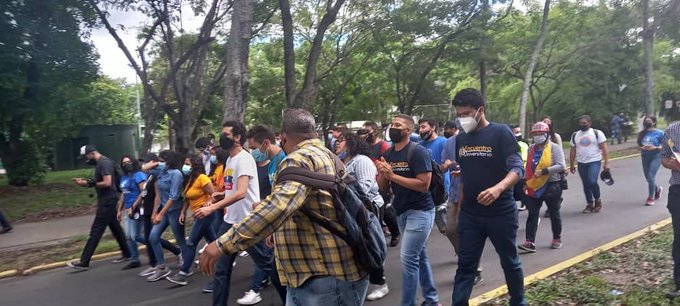 EnUniversitari0's tweet photo. E. Universitario participó el pasado #24Jun  y #25Jun en la #RutaXVzla en la ciudad de #Caracas donde se concentraron diversos movimientos estudiantiles de todo el país, para aclamar en una sola voz, los derechos y la libertad de la educación a nivel nacional.

#CONFEV
#ULA
#UCV https://t.co/Su2hWElXdc