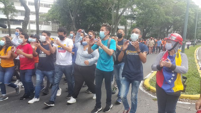 EnUniversitari0's tweet photo. E. Universitario participó el pasado #24Jun  y #25Jun en la #RutaXVzla en la ciudad de #Caracas donde se concentraron diversos movimientos estudiantiles de todo el país, para aclamar en una sola voz, los derechos y la libertad de la educación a nivel nacional.

#CONFEV
#ULA
#UCV https://t.co/Su2hWElXdc