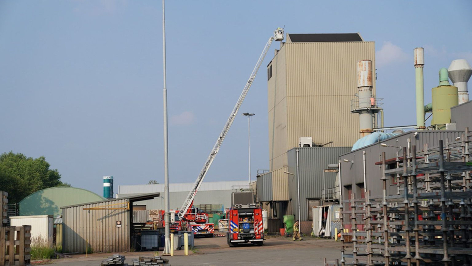 Brandweer rukt uit voor brand in fabriekstoren Weert..