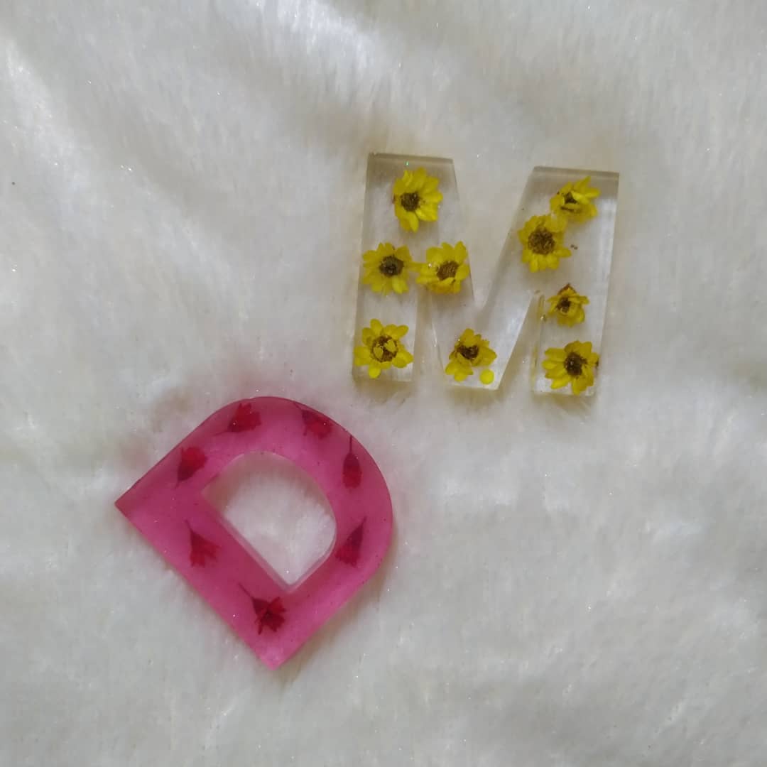 MellifluousRes1's tweet photo. 🌺 Letrinhas de resina 🌺
🤍
#resinaart #artworks #letras #girassol🌻 #letram #resina #feitocomcarinho❤️ #feitoderesina #letrinhas #letraD https://t.co/JFgrDALoD2