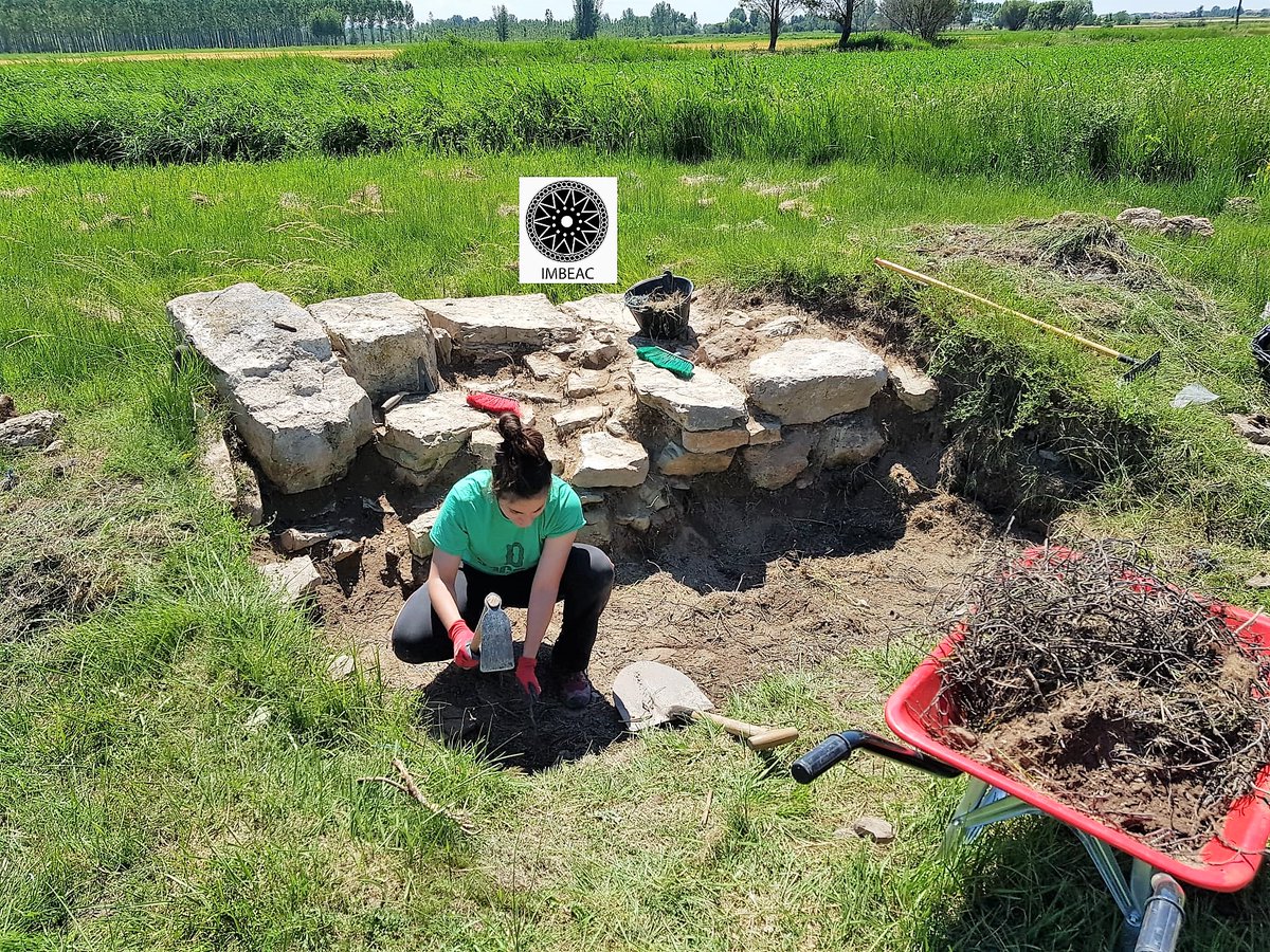 ImbeacO's tweet photo. El equipo #IMBEAC esta el pleno #FindsFriday en el yacimiento de El Cerrito en Cella, #Teruel. Los trabajos avanzan y no hay nada más emocionante a la vez que duro, que el trabajo de campo⛏️
#arqueología #historia #patrimonio #cultura
@ArqExpUAM @arqueomaniaprod @SecretoDruidas https://t.co/7HRd3H6XaF