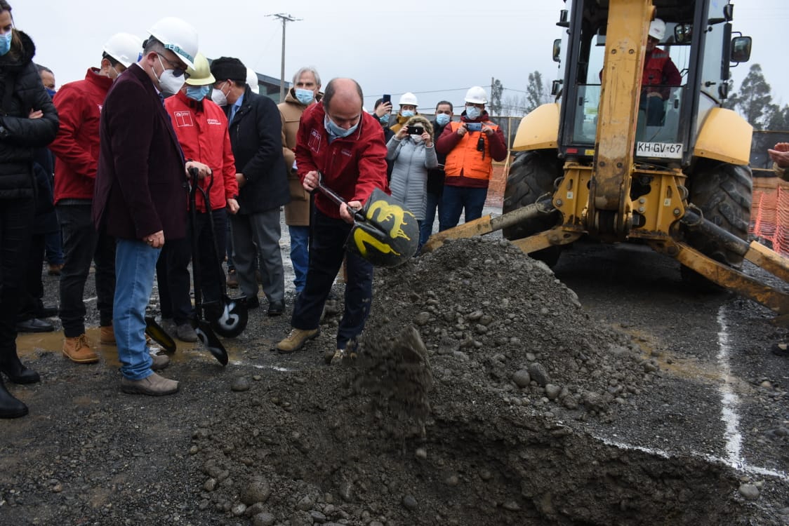 minvu_loslagos's tweet photo. Subsecretario @Minvu Guillermo Rolando encabezó simbólica primera piedra de 300 viviendas sociales que se construyen en Rahue Alto para familias de #Osorno 🏘️👨‍👩‍👧‍👦🏡 Dirigentes agradecieron apoyo del @GobiernodeChile 🇨🇱❤️💪 #ChileSeRecupera https://t.co/5AFTY9l9Lo