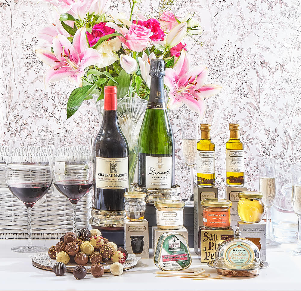 countryclub_uk's tweet photo. Join our exclusive Private Members Club during July 2021 and, as a special welcome gift, we will deliver a decadent hamper straight to your door.* 
Link in bio.

#CountryClubuk  #GainTheAdvantage #EnjoyLife #FreeHamper #MemberBenefits 
#ClubDiscounts #London
* UK only https://t.co/Rm1KyX5Duw