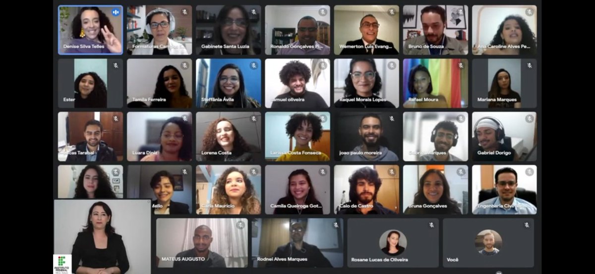 lalabadgal's tweet photo. OFICIALMENTE ARQUITETOS E URBANISTAS #TURMA2016 💚📐👩🏾🎓🐉✨ https://t.co/02qwIhSakT