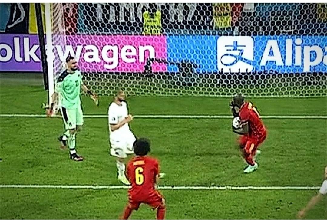 Marc1262998501's tweet photo. @BelRedDevils @azzurri @EURO2020 @RomeluLukaku9 The headquarter of EU forced Italian players to kneel down, got a un existent penalty, the referee was ridiculous and here's the Fairplay of your useless idol 👇
Ciao ciao Viva l'Italia 🇮🇹👋 https://t.co/iGlXov3Hi0