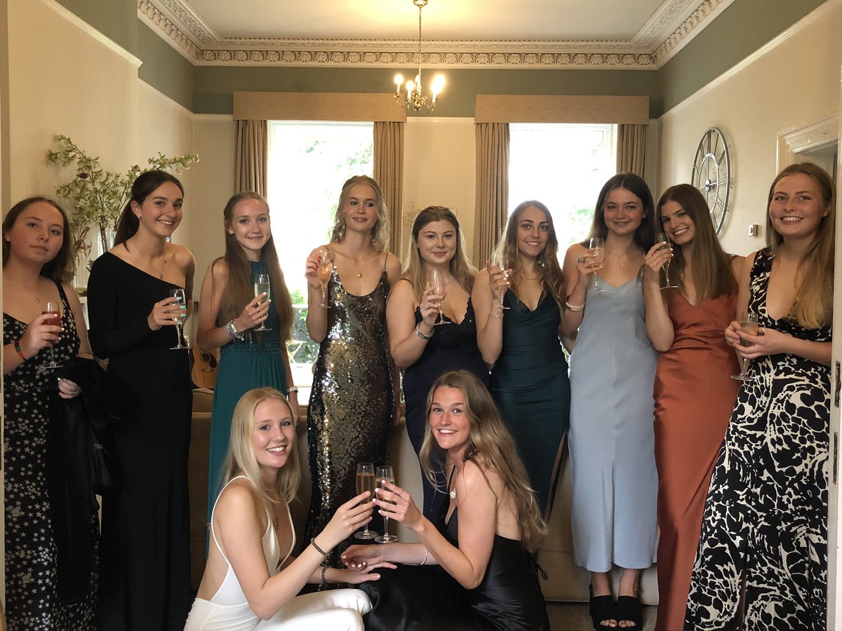 QueensHouseCC's tweet photo. 💫 class of 2021 🥂 + Imy https://t.co/8ZfyHsuc3Z