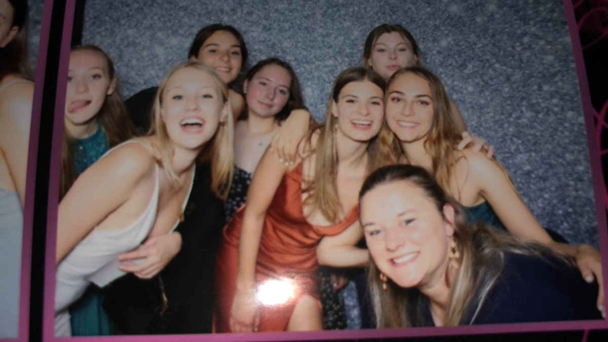 QueensHouseCC's tweet photo. 💫 class of 2021 🥂 + Imy https://t.co/8ZfyHsuc3Z