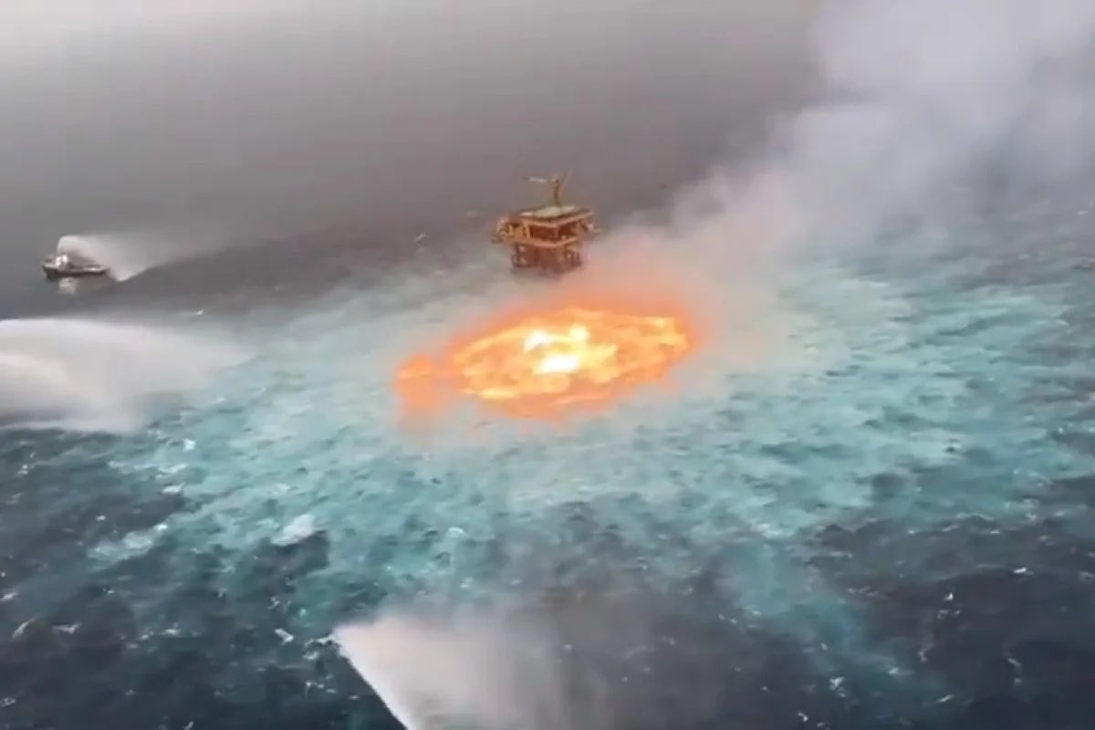 Otro accidente en una plataforma de Pemex en el Campo Ku, frente a costas de Campeche. 
Se desconocen las causas del accidente. 
Seeeeeé. 
Esta bien difícil saberlo.
Será falta de mantenimiento?
Igual le atino