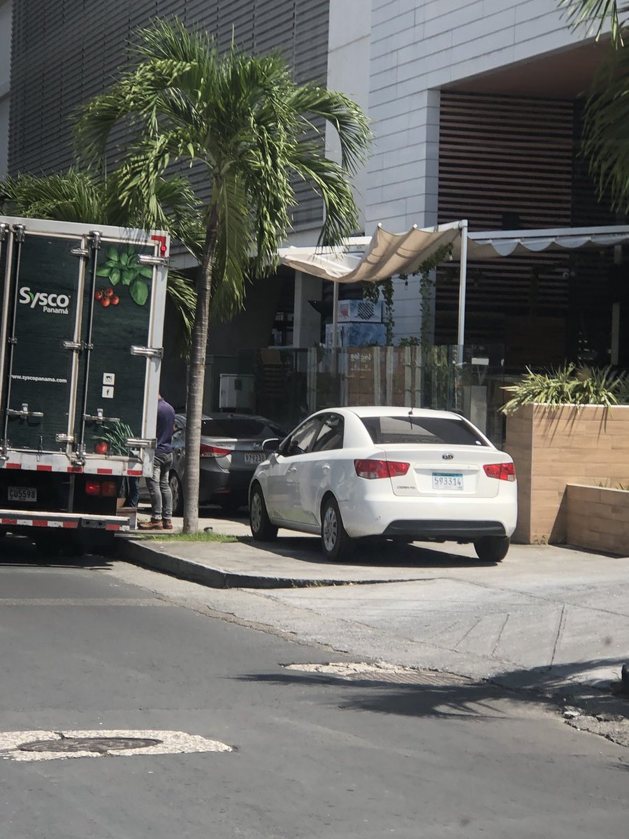 SanFran_SOS's tweet photo. Otro día usual en @jcsanfrancisco_ . Carros sobre todas las aceras #Spot74 sin ningún problema. En la noche vengan todos a subir sus carros. No habrá sanción para nadie @ATTTPanama https://t.co/3cHglzPIGx
