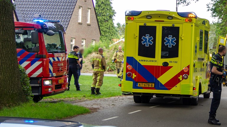 Auto botst tegen boom in Nieuw-Dordrecht, twee gewonden: Op de Bladderswijk OZ in Nieuw-Dordrecht is vanavond een auto tegen een boom gereden.