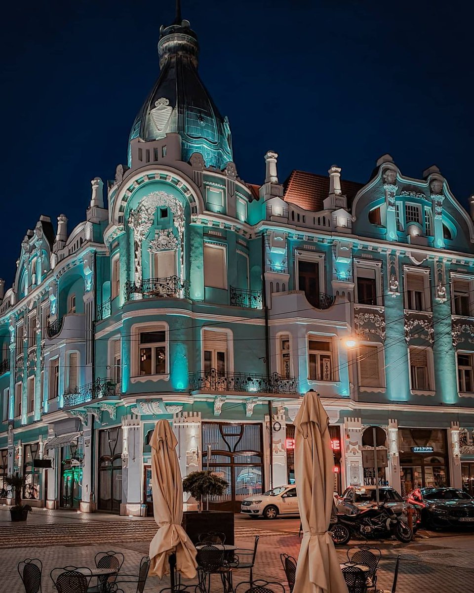 Moskovits Miksa Palace by night 
•
•
•
📸 @ghiuro.flaviu
#oradeainimagini #visitoradea #fotografiez_romania #romania #europa #europe_perfection #europe_gallery #shotz_of_europe #map_of_europe #wonderful_places #travel_drops_ #placestosee #bevisualyinspired #hello_worldpics