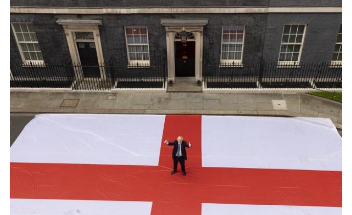 aileenlindsay's tweet photo. Man lost in #downingstreet flags for help. #BorisJohnsonflagging #BorisJohnson https://t.co/DhrnNO4b2y