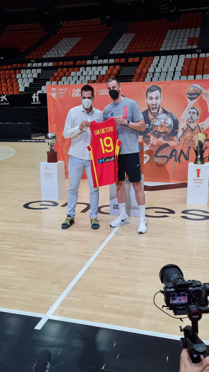 valenciabasket's tweet photo. Gracias @Victor_Claver 🧡
Gracias @BaloncestoESP 🧡

🧡 #GraciasSanEme
👉 Acto de homenaje de @saneme9 

🔴 Streaming en directo
🔗 https://t.co/HKfz3wWZW3

#EActíVate https://t.co/iGq00UOGni