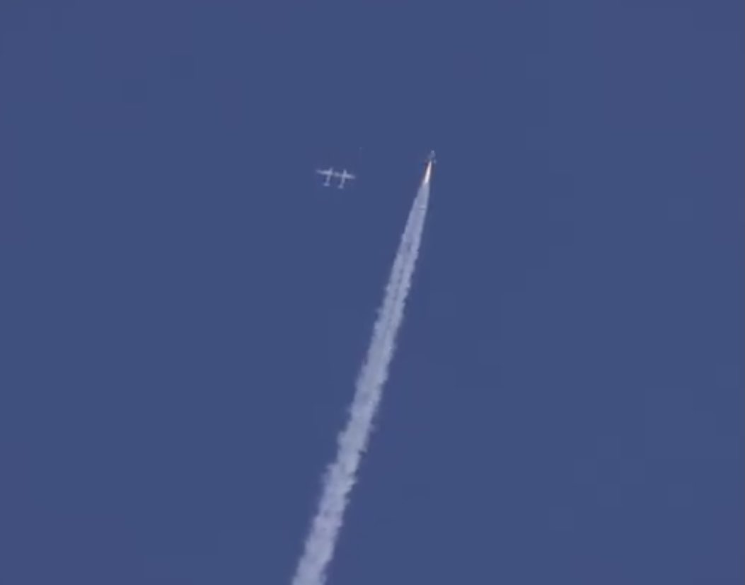 ahenk75's tweet photo. #commercialspace #spaceeconomy #makespaceforeveryone July 11 , 2021 versus July 20, 2021 🚀No matter who is the first among Branson and Bezos, it will be a key step in the #NewSpaceAge #Space https://t.co/GOW6ofeM9y