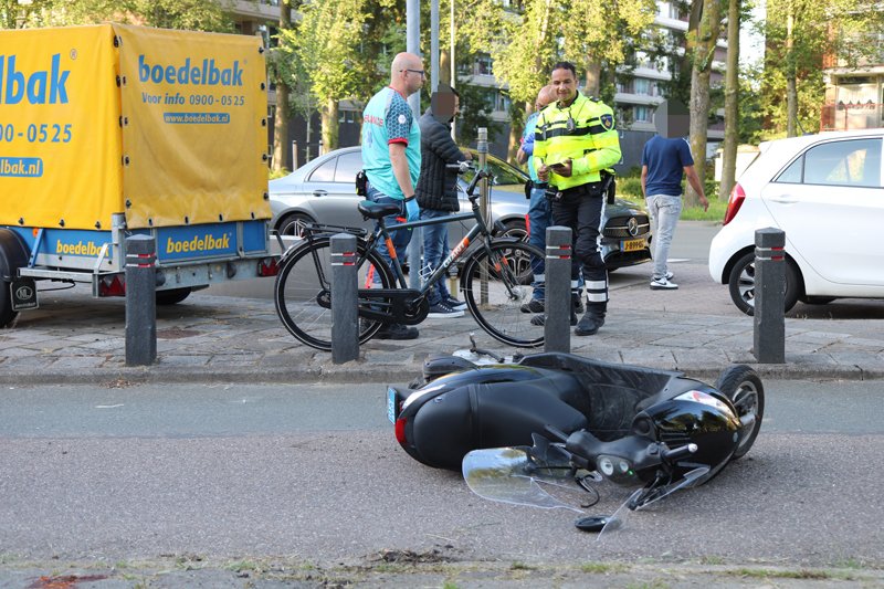 NU ONLINE: Schade na ongeval tussen fietser en snorscooter Voorhofdreef Delft..