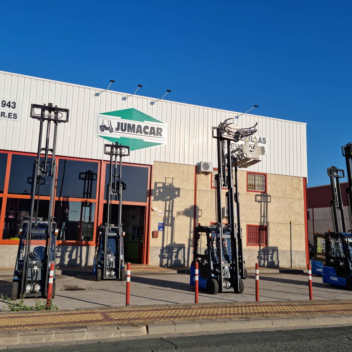 Entrega de máquinas nuevas eléctricas equipadas con baterías de litio. Lote de seis unidades BYD Mod. ECB 18.
JUMACAR: La solución a sus problemas de logística.