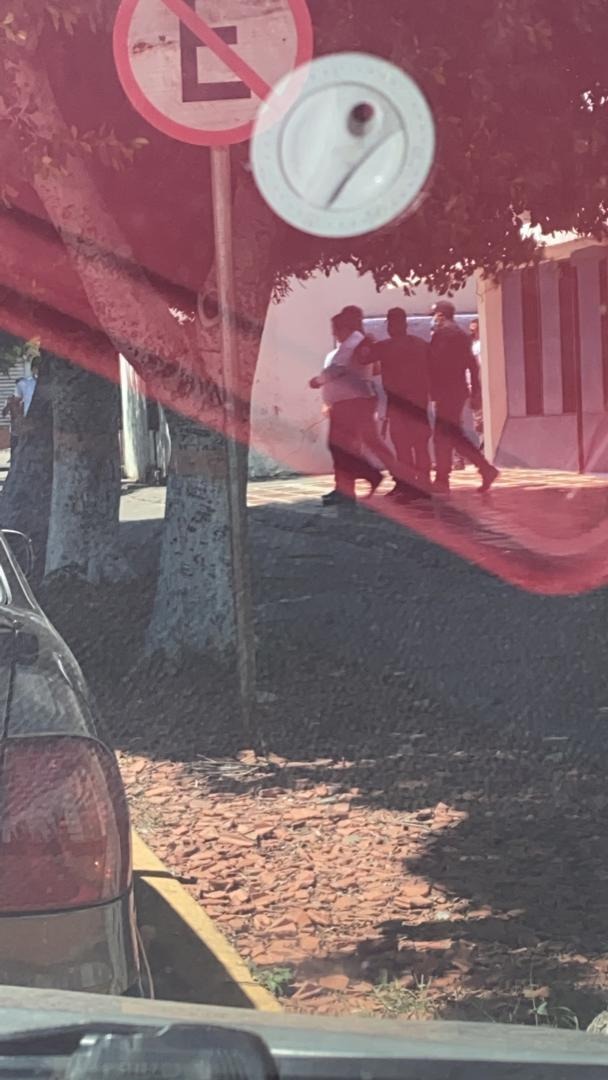 Punto_deCorte's tweet photo. #ATENCION Momento en que el director de @FundaREDES_, Javier Tarazona, es sacado esposado de la Fiscalía en Falcón, luego de su arbitraria detención. Extraoficialmente se conoció que podría estar siendo trasladado a Caracas. #PDCReporta https://t.co/NyVCzC3351
