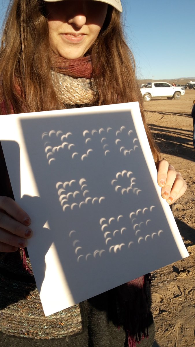 algangui's tweet image. Para quienes nunca vieron un eclipse de Sol &quot;por proyección&quot; (a través de un &quot;pinhole&quot;), sepan que es muy seguro y que no daña los ojos.
(Solo las buenas costumbres.) 

📸 Ya pasaron 2 años del #Eclipse2019