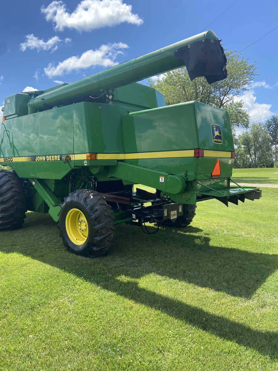 Shawzy_166's tweet photo. 1996 John Deere 9500 in excellent condition lots of options. Also a 920F with air reel, poly snouts, newer knife. Asking 50,000 For the Package Retweets appreciated thanks! https://t.co/EIYc8PkGwg