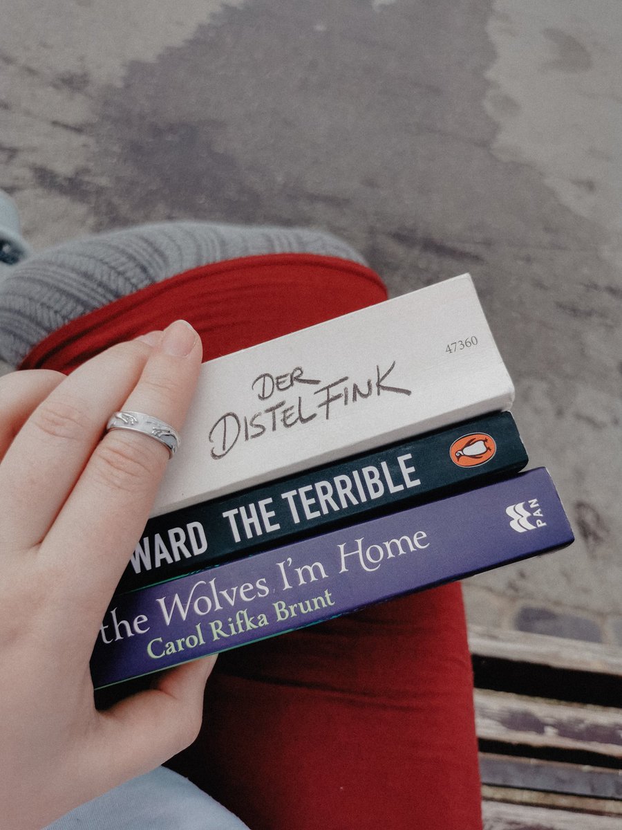 _kiraschumacher's tweet photo. I read Yrsa Ward-Daley's "bone" last year, and I am still not over it, so I got her novel for Christmas - but I think the next up on my bedside table won't be #TheTerrible but #TellTheWolvesImHome, this gem has been waiting for me for years 🤍
#ArmyBookClub ✨ https://t.co/ztxsczBlQt