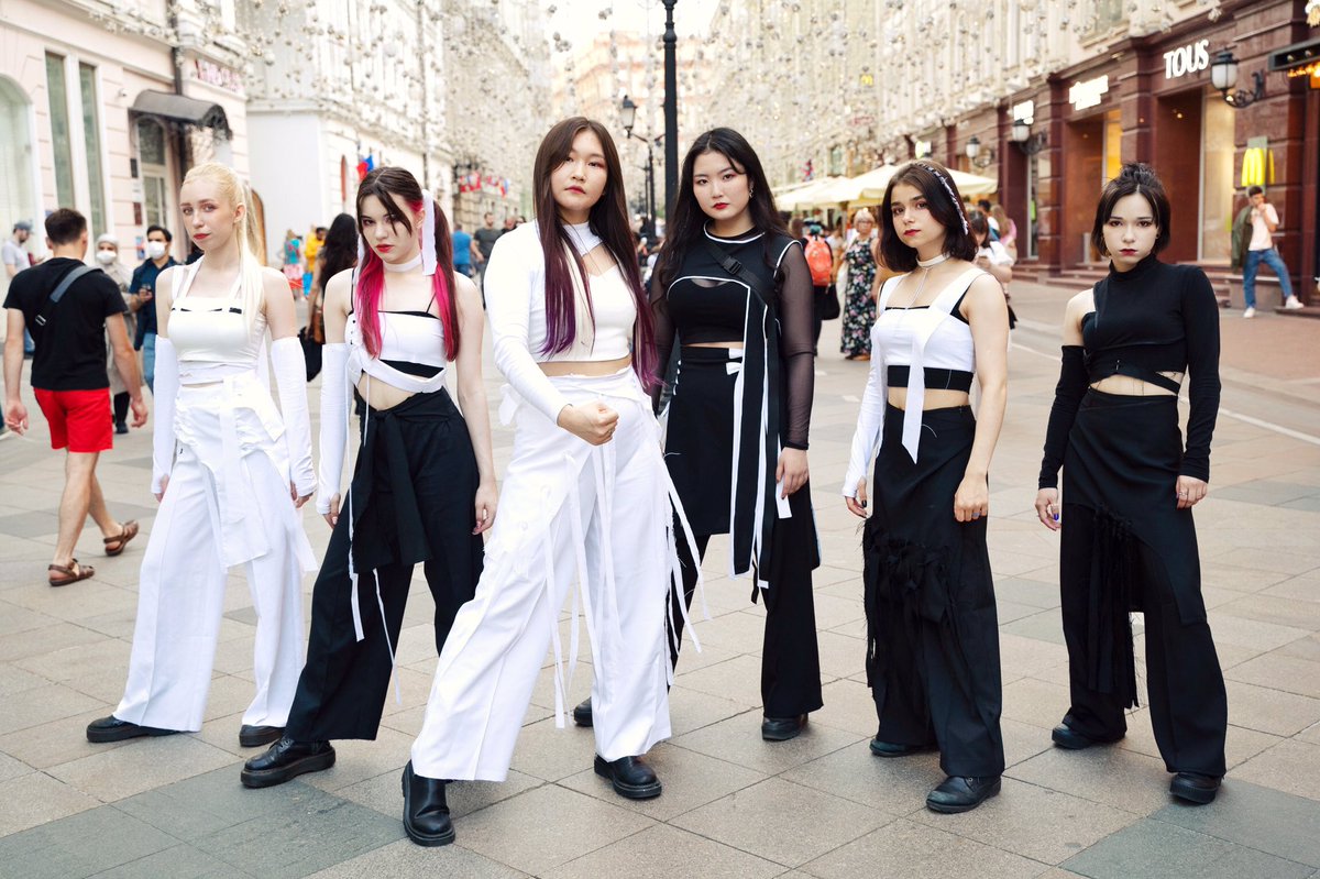 auroracoverteam's tweet photo. EVERGLOW ‘FIRST’ is out now!

https://t.co/6dZbUpEAgc https://t.co/BIFc88M8A4