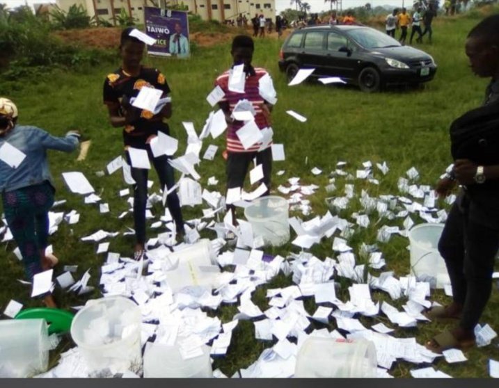 Joecee001's tweet photo. Ordinary SUG election in FUOYE, You dey thief ballot boxes or na buckets.

And we all protested during the #ENDSARS

If the change we desire cannot start at this level, then where?

#EndElectionRigging
#FUOYE
#NANS
#NIGERIANSTUDENTS https://t.co/Ys9BVrThaI
