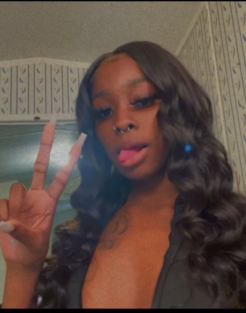 ItsladyD_'s tweet photo. #WhosWhoatECSU 

✨Name is Derrica But Dee for short
✨Rising senior📚
✨Criminal justice major 💼
✨CAB✨
✨I look mean but I’m not 😩 https://t.co/BPuyPvXIxj