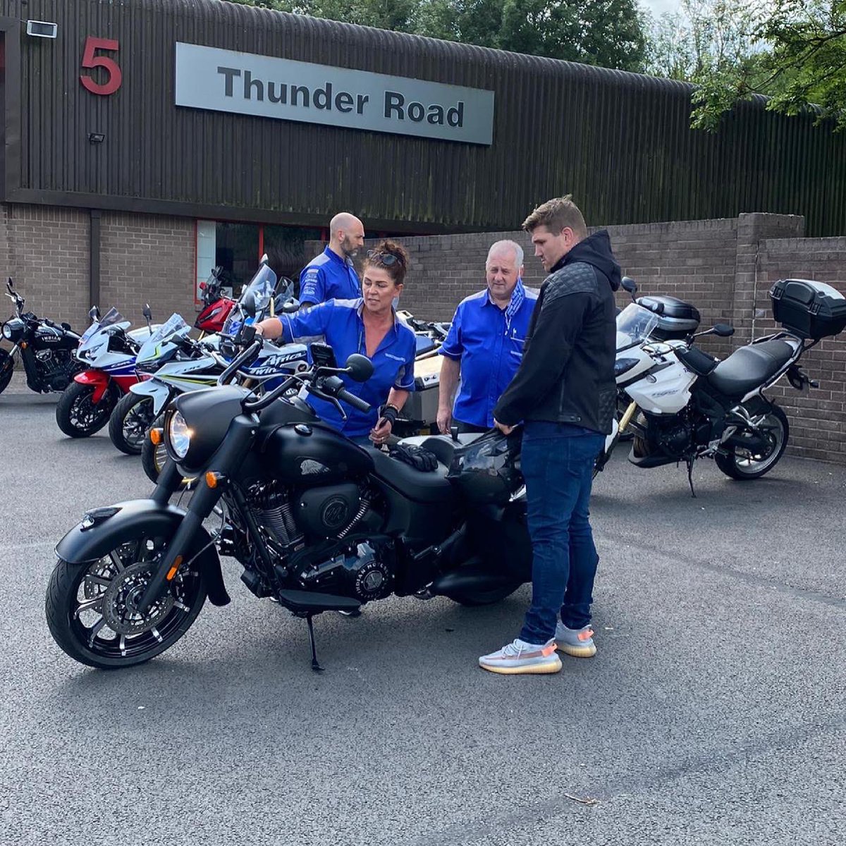 richardhibbard2's tweet photo. What a pick up today, absolutely in love with this beast. Indian Springfield Dark Horse 😍😍 @ThunderRoadMoto @indianmotocycle cruise mode activated 🙌🏽🙌🏽🙌🏽🏍🏍🏍 https://t.co/8bovLkVOzQ