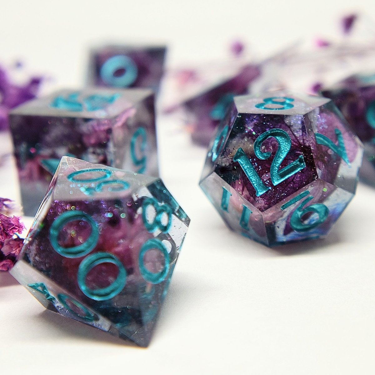 KhopperDice's tweet photo. 𝐀𝐬𝐭𝐫𝐚𝐥 𝐆𝐚𝐫𝐝𝐞𝐧 🌌
Flowers in space. Why not?
•
Blue tipped flowers float in a shimmering grey with other purple and pink florals. Inked in aquamarine. #dice #dnd #handmade #resin #art https://t.co/27yIZ6ZDvm
