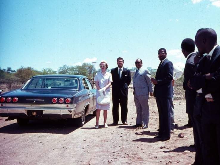 Gabz_FM's tweet photo. "6 MABONE"
Sir Seretse Khama owned an American Chevrolet Impala V8 muscle car also known as "Six Mabone".From left to right; Lady Ruth Khama, Patrick Van Rensburg, Sir Seretse Khama & Joe Rammekwe close to the car, he drove it in Nov 1966 when visiting Swaneng Hill School
#SSK100 https://t.co/1osHMzN1lN