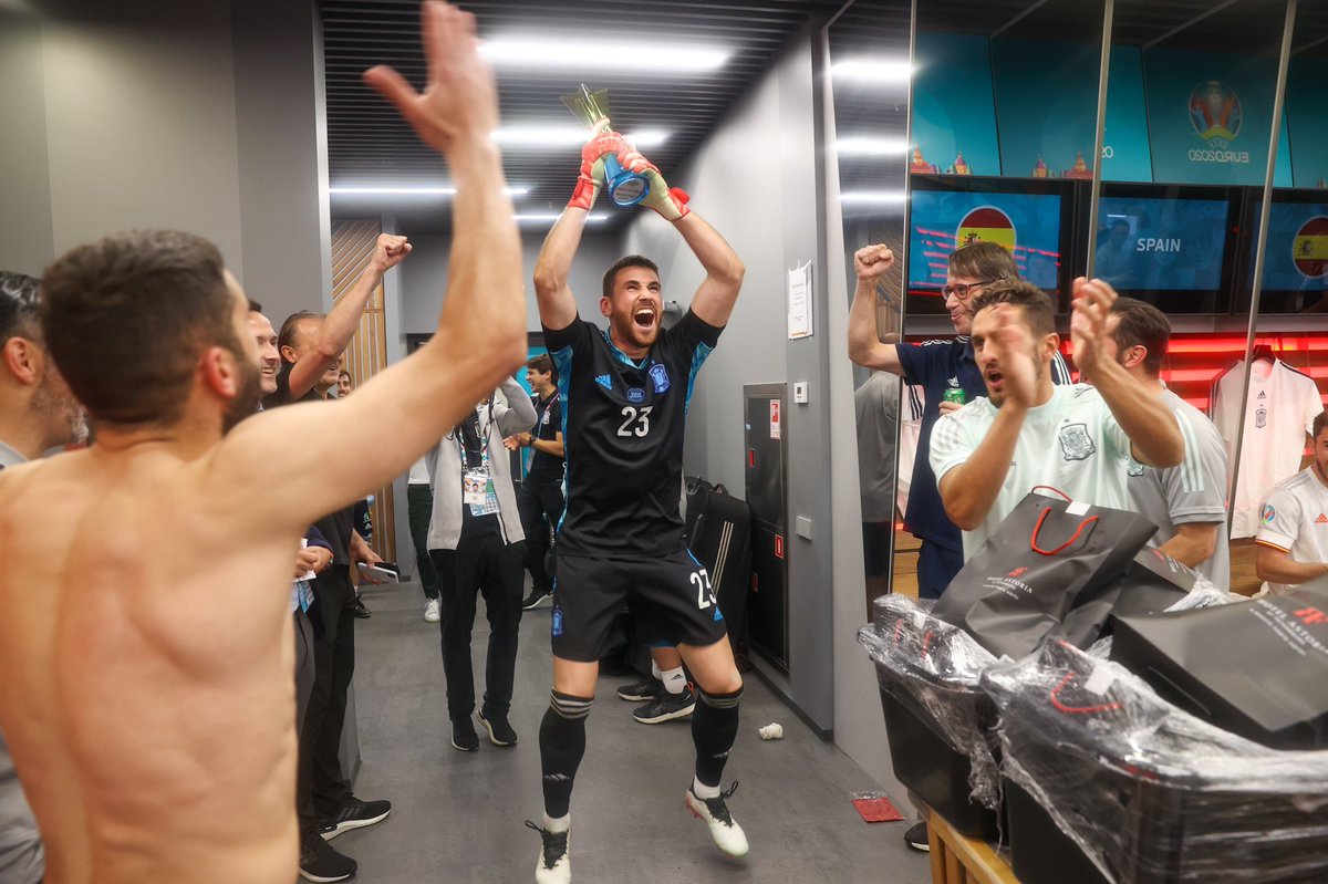 SEFutbol's tweet photo. 🍾 Y… ¡¡SE VOLVIÓ A DESCORCHAR!!

📸 La celebración de la @SeFutbol en el vestuario del estadio de San Petersburgo, en 3️⃣ fotos que ya son HISTÓRICAS.

#SomosEspaña 
#EURO2020 https://t.co/TmNbAiB90V