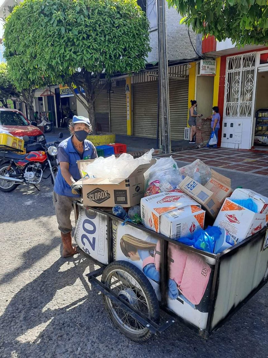 Hoy, exaltamos a don Marquitos quien a sus 54 años y pese a su discapacidad física recorre día a día las calles de Yopal, recolectando residuos aprovechables para poder llevar el sustento a su familia.
facebook.com/26548537031755…