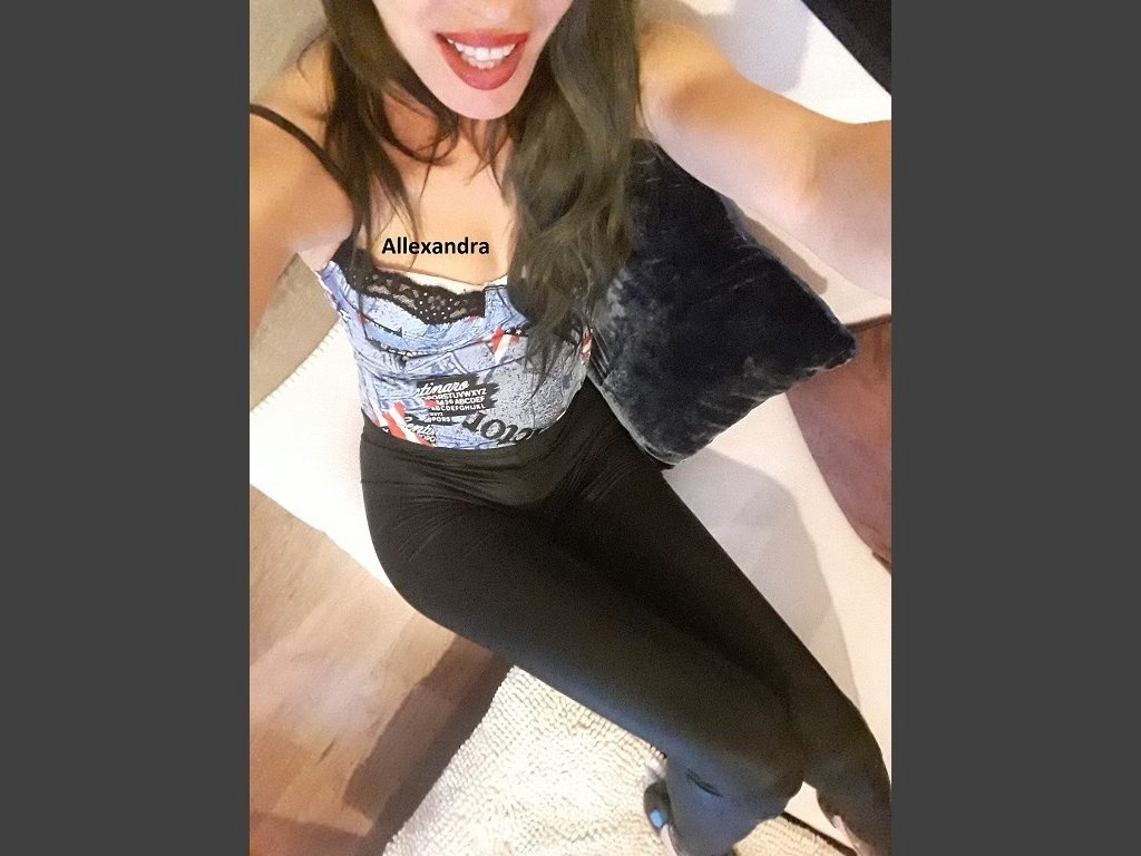 I'm online right now on skyprivate : profiles.skyprivate.com/model/328333-a… Please RT. thanks! #camgirl