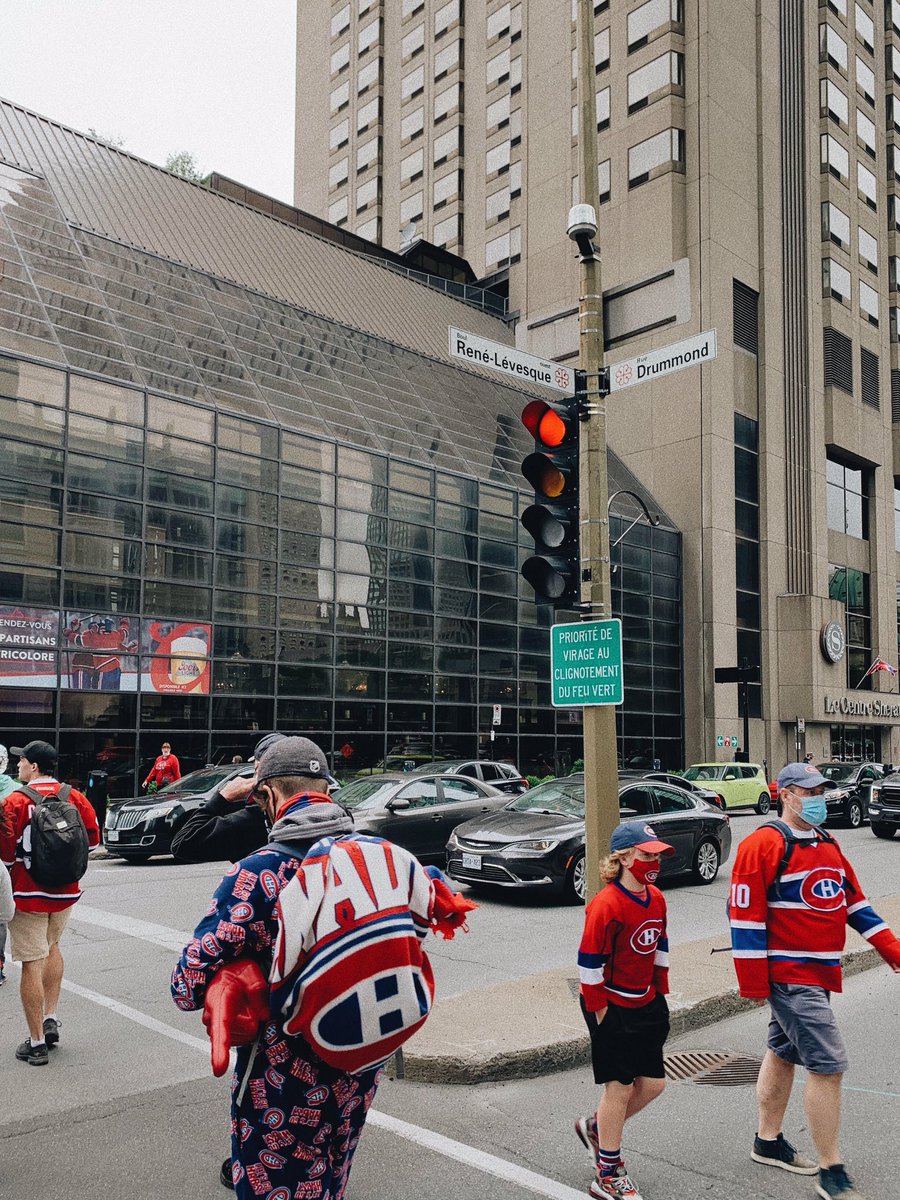 Val_Plante's tweet photo. Ce soir, la ville entière adopte les couleurs du @CanadiensMTL. Avez-vous eu la chance d’admirer les traverses piétonnes aux couleurs du Canadien près du Centre Bell? Un gros merci à notre division de la signalisation et du marquage pour son impeccable travail! #GohabsGo #polmtl https://t.co/XQCQmufF8R